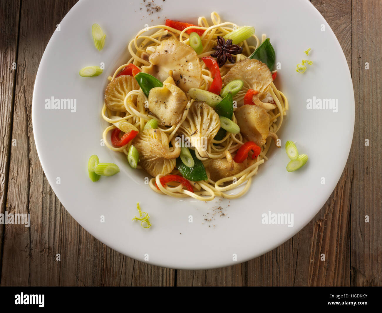Giallo funghi Oyster stir fry con tagliatelle, gestire tout, pepe rosso, cipolline e anice Foto Stock