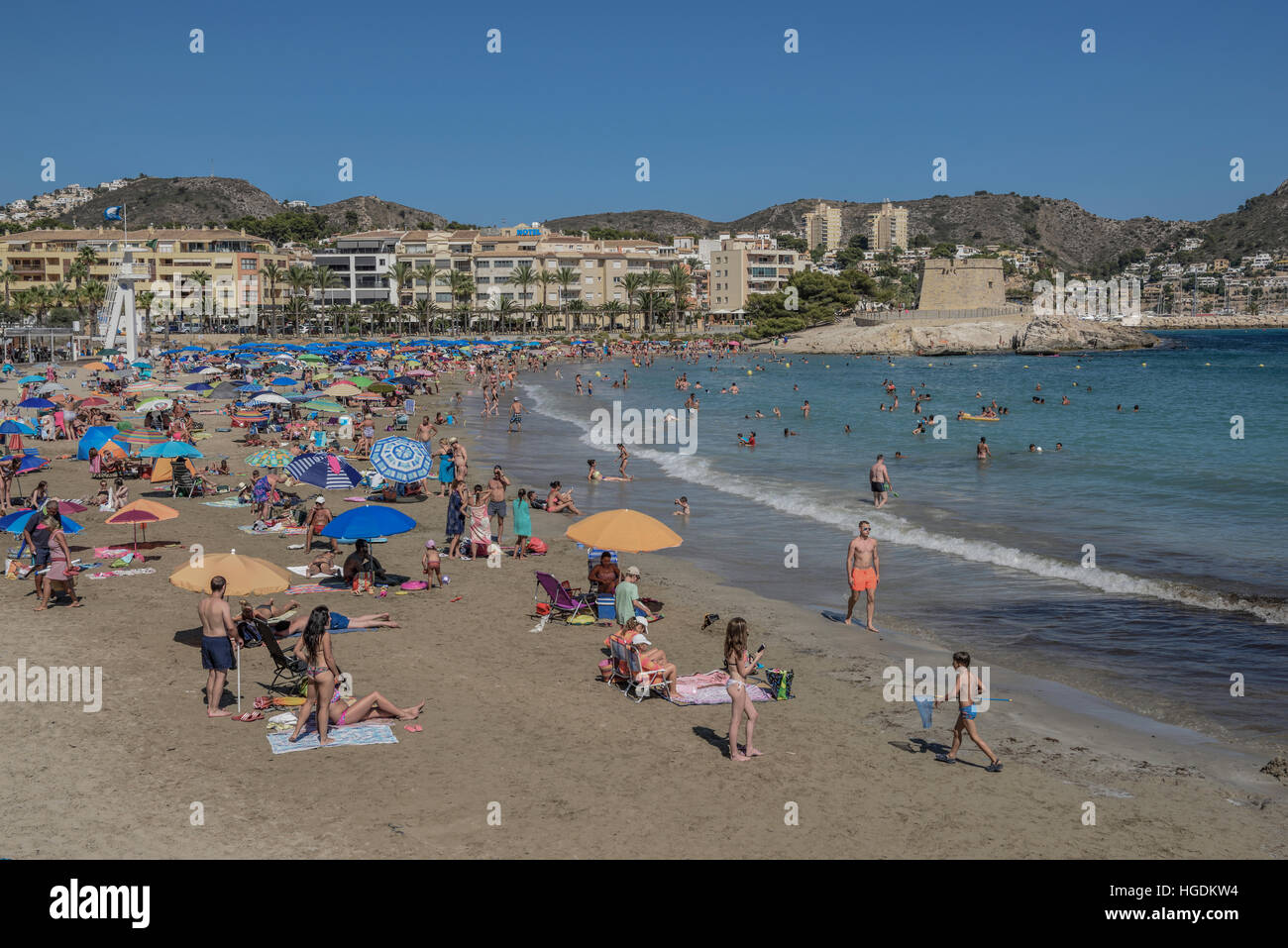 Platja de spiaggia di L'Ampolla con fortezza, Moraira, Alicante, Costa Blanca, Spagna Foto Stock