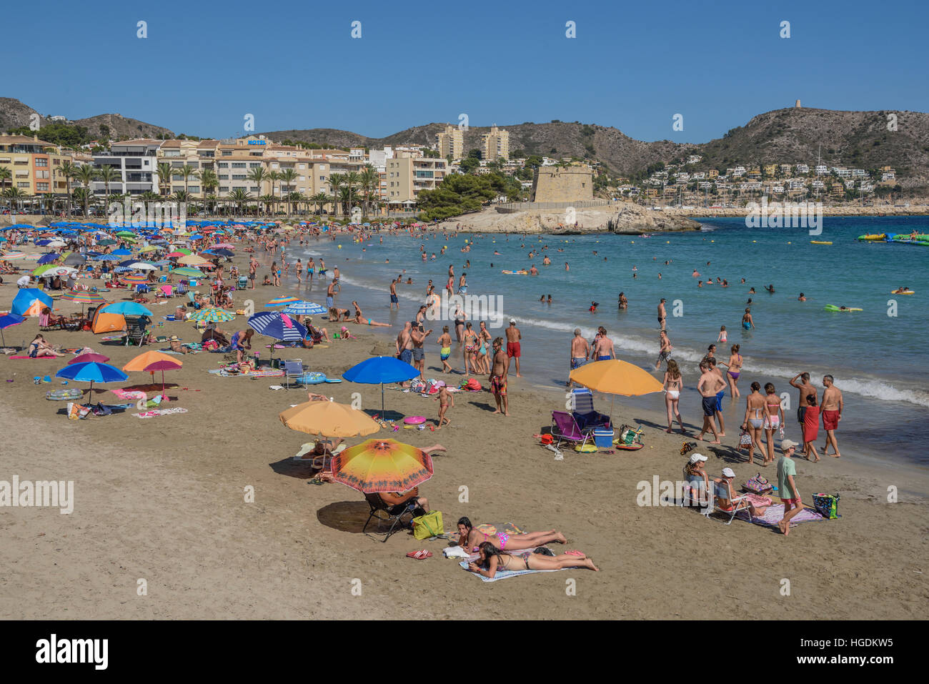 Platja de spiaggia di L'Ampolla con fortezza, Moraira, Alicante, Costa Blanca, Spagna Foto Stock