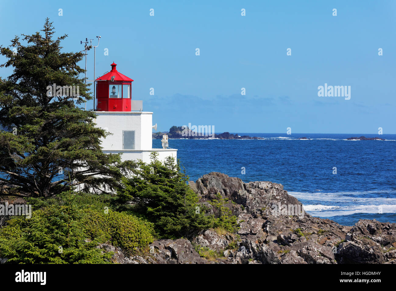 Faro di Anfitrite standing vegli su di Barkley Sound, Wild Pacific Trail, Ucluelet, Isola di Vancouver, Canada Foto Stock