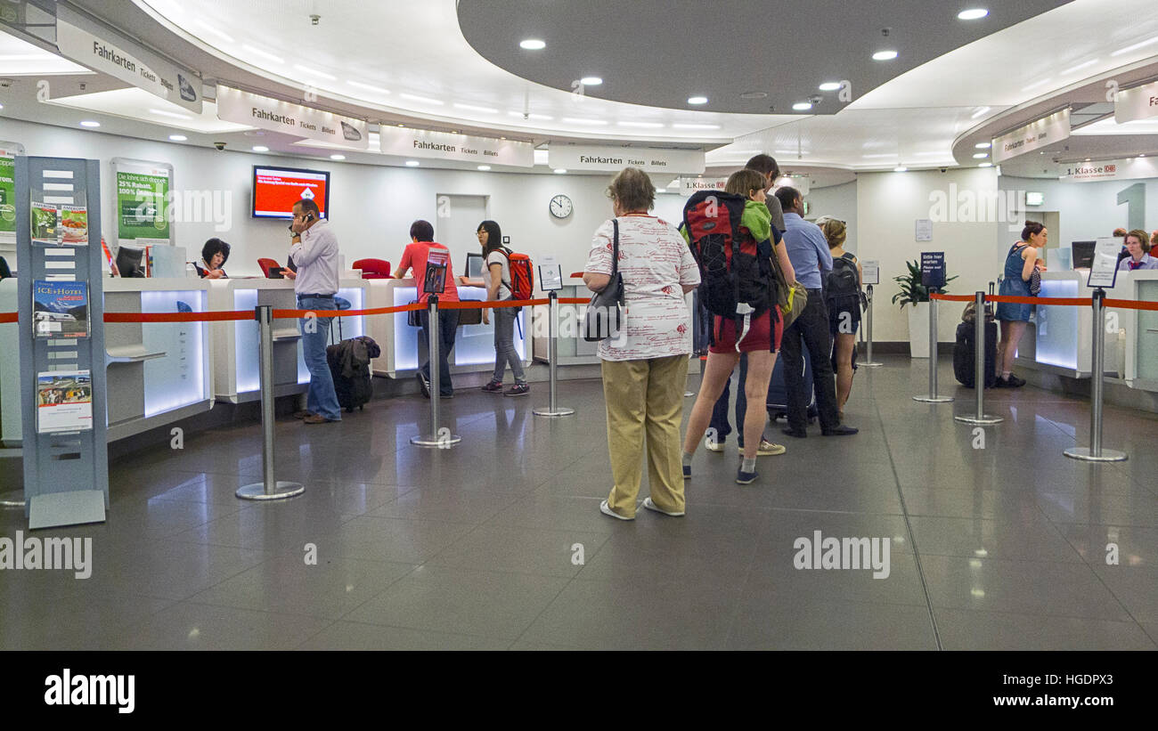 Biglietteria Centrale di Berlino stazione ferroviaria Germania Foto Stock