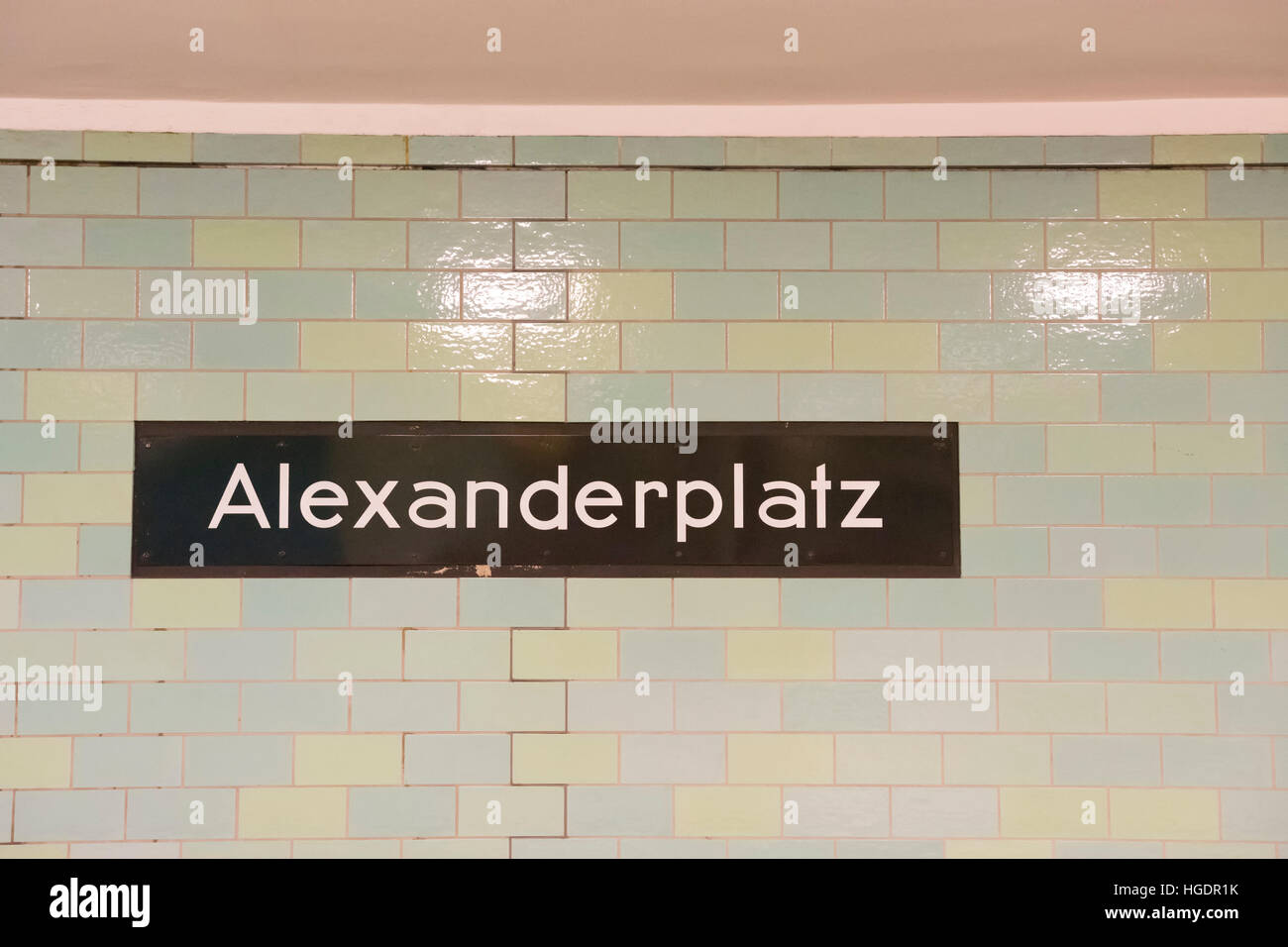 Il segno nella stazione della metropolitana di Alexanderplatz di Berlino Foto Stock