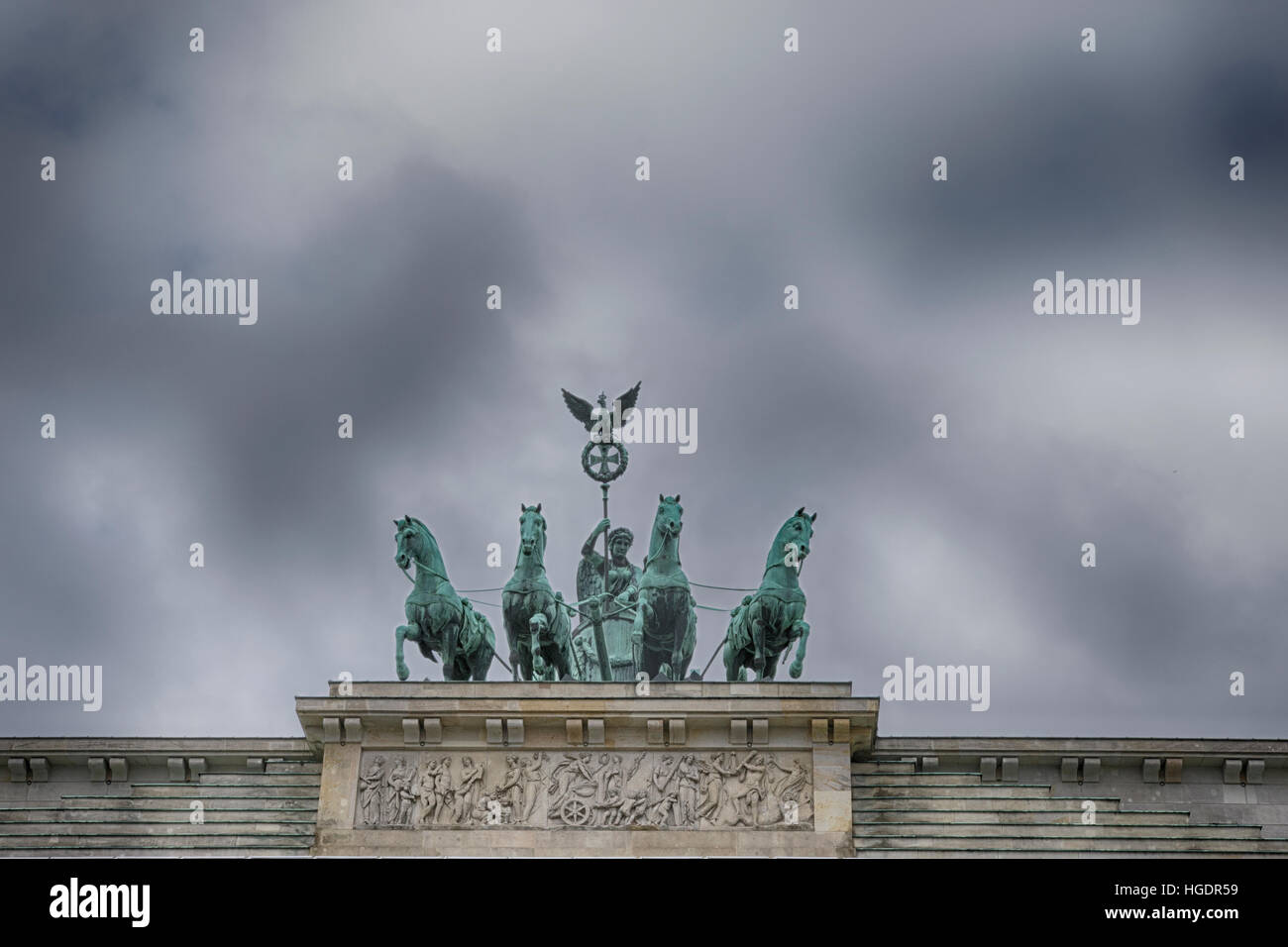 Un dettaglio di cavalli sulla sommità della porta di Brandeburgo a Berlino Foto Stock