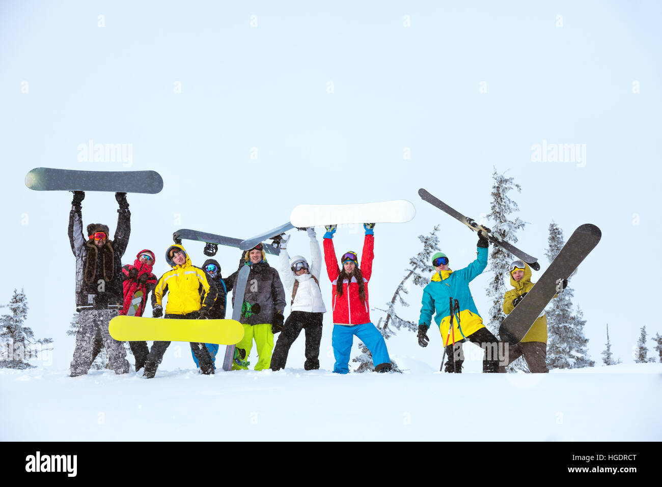 Gli amici del gruppo team sciatori snowboarder Foto Stock