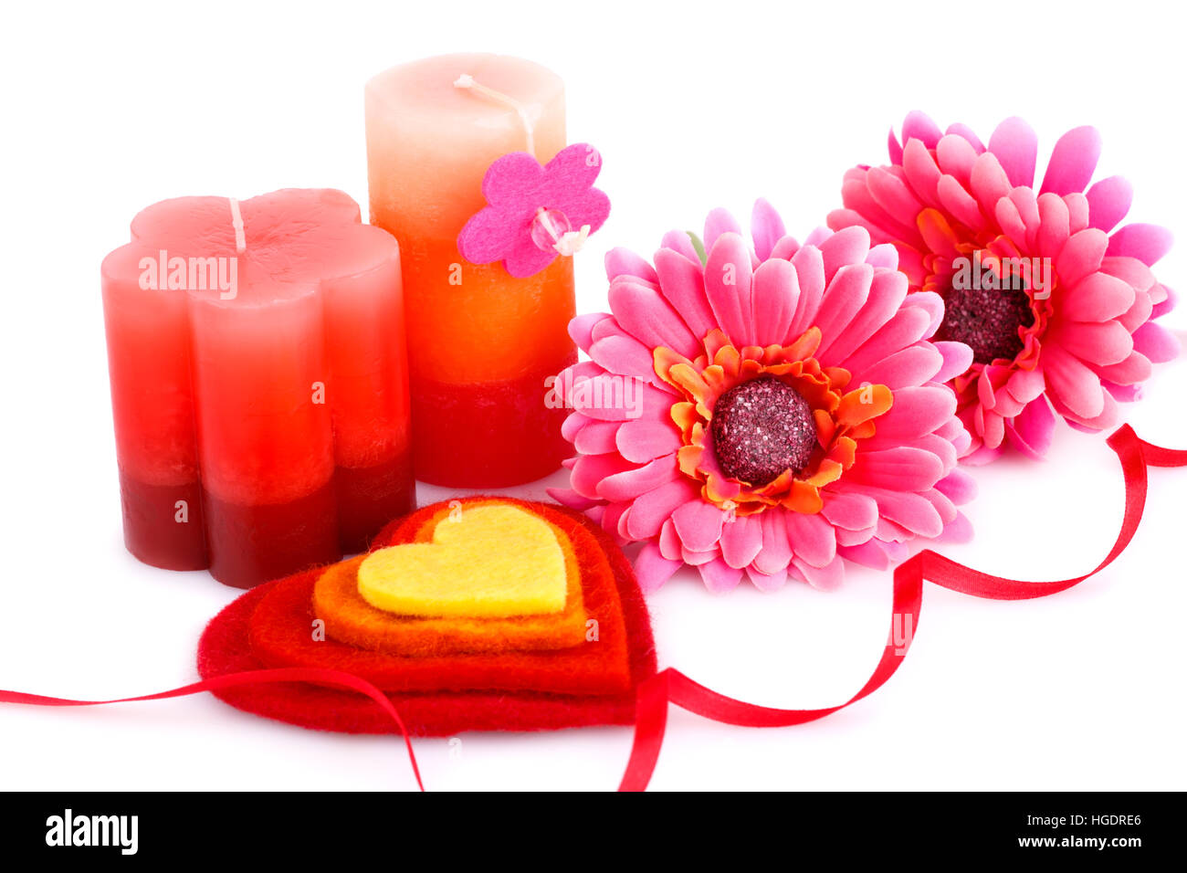 Cuori colorati, daisy fiori e candele isolato su sfondo bianco. Foto Stock