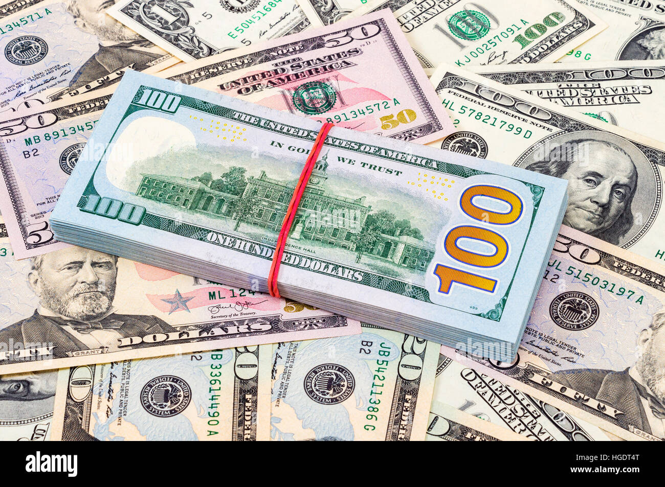 Pila di un centinaio di american Dollar Bills su sfondo di dollari Foto Stock
