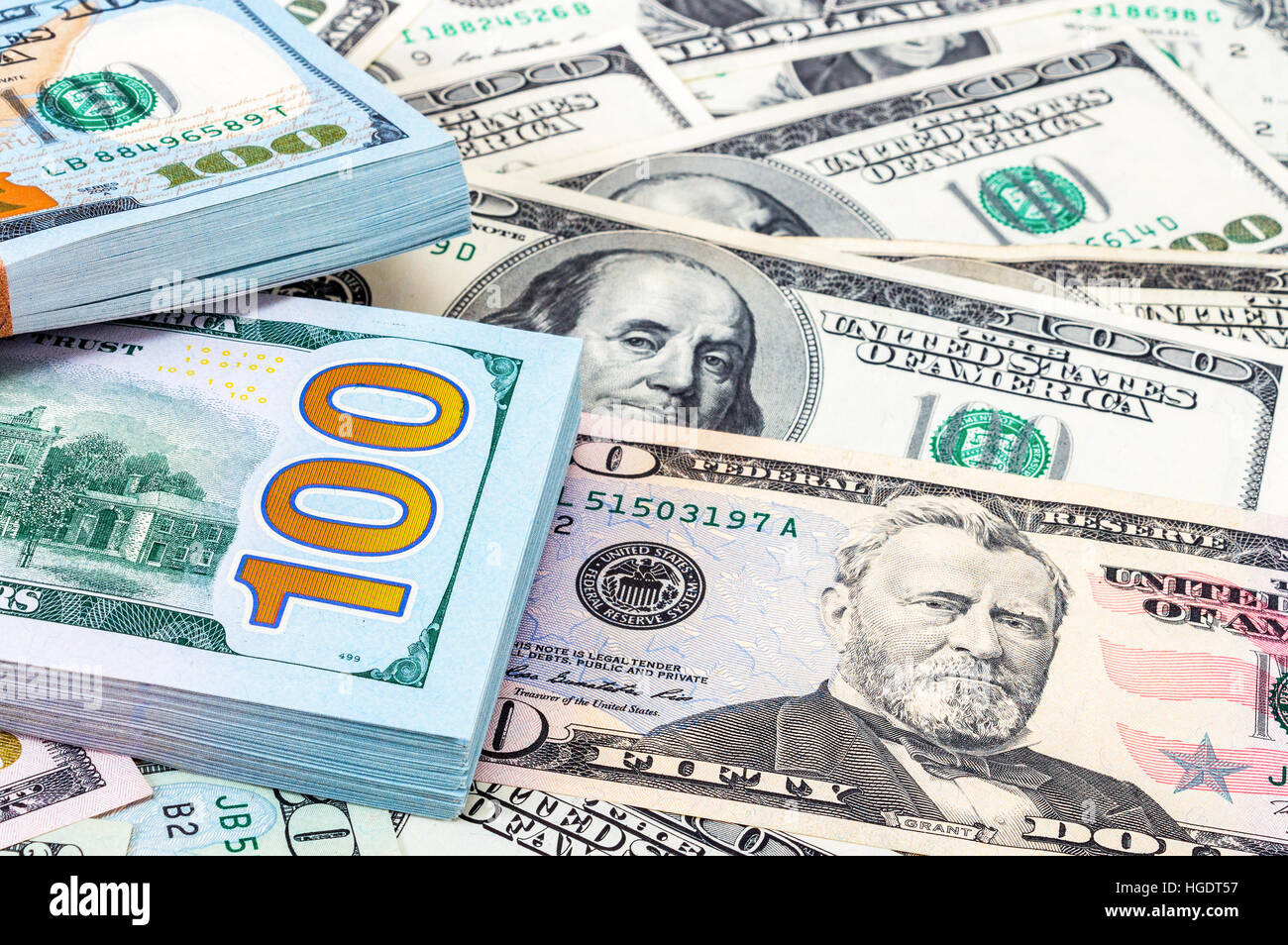 Pila di un centinaio di american Dollar Bills close up Foto Stock