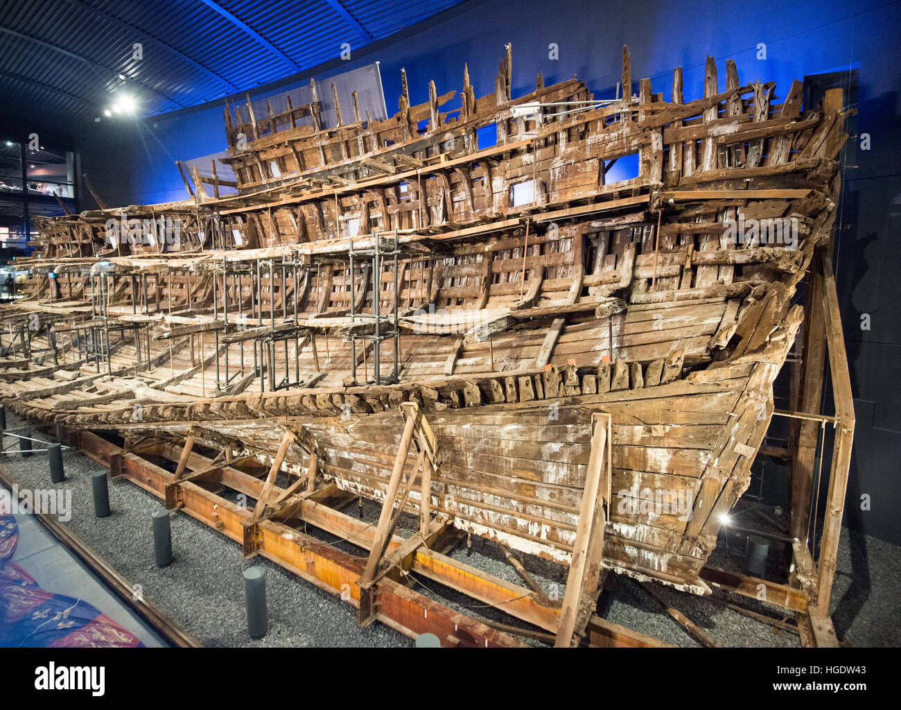 Il Mary Rose è una cinquecento nave da guerra sul display a Portsmouth's Historic Dockyard museum Foto Stock