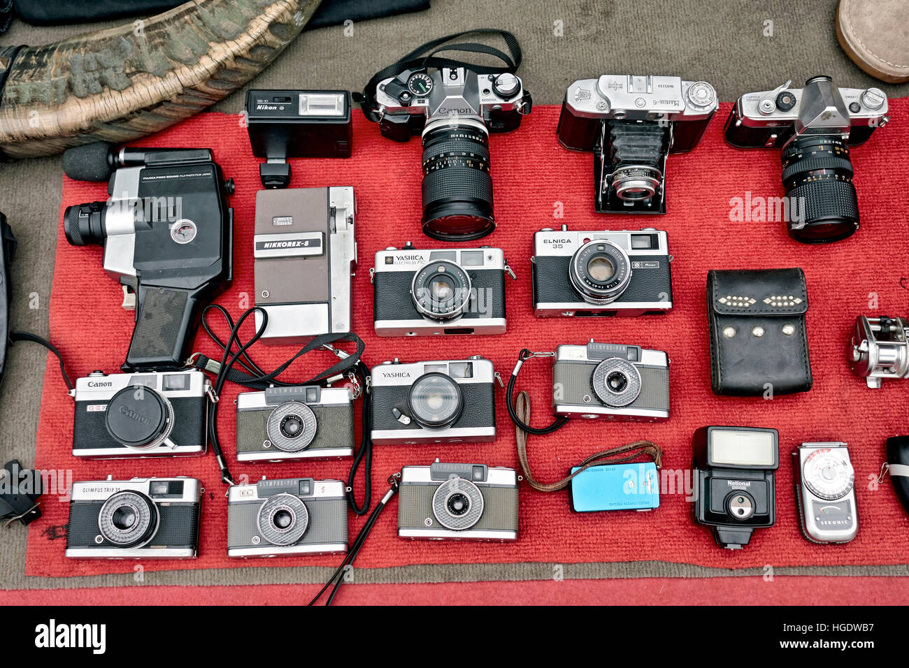 Pressione di stallo di mercato che offre una grande collezione di vintage classico film telecamere Foto Stock