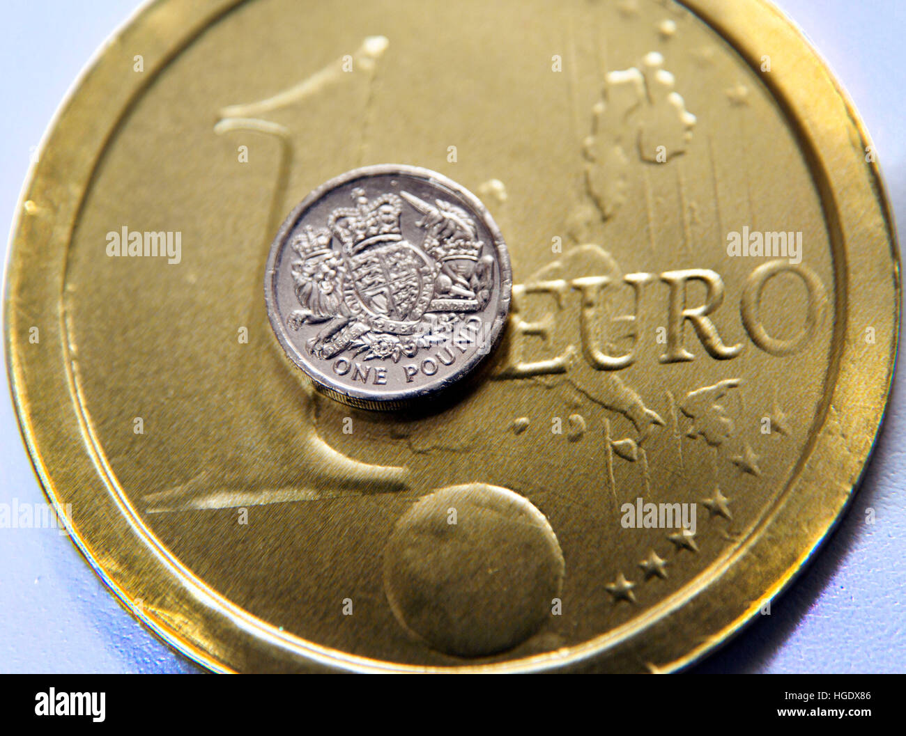 British una sterlina moneta sulla lamina oversize un Euro moneta, Londra Foto Stock