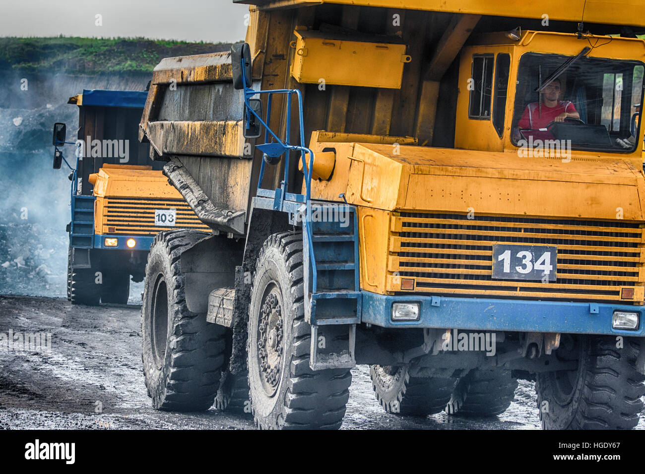 NOVOKUZNETSK, RUSSIA - Luglio 26, 2016: Grande giallo carrello minerario in cantiere Foto Stock