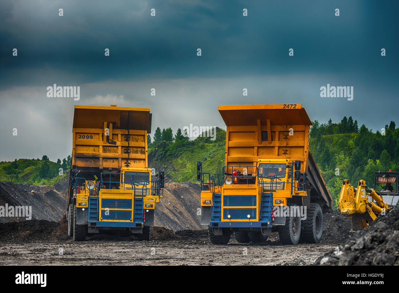 NOVOKUZNETSK, RUSSIA - Luglio 26, 2016: Grande giallo carrello minerario in cantiere Foto Stock