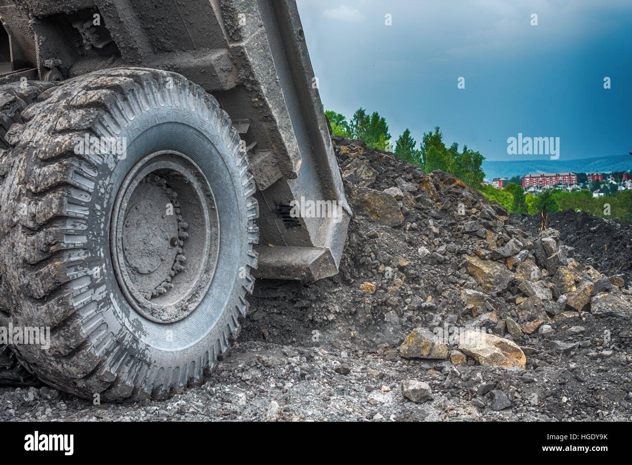 Grande giallo carrello minerario in corrispondenza di un sito in costruzione Foto Stock