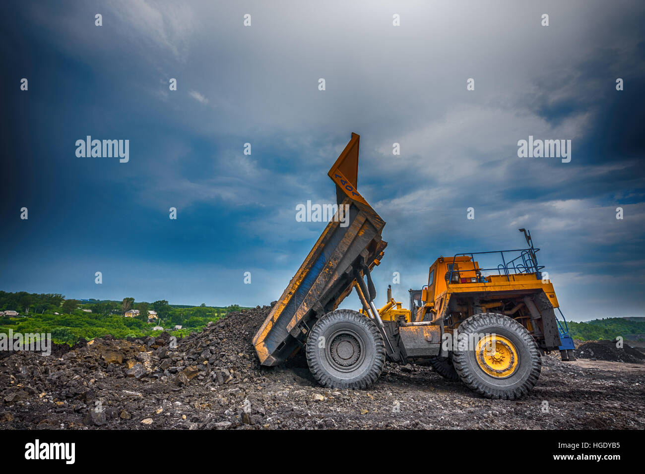 NOVOKUZNETSK, RUSSIA - Luglio 26, 2016: Grande giallo carrello minerario in cantiere Foto Stock