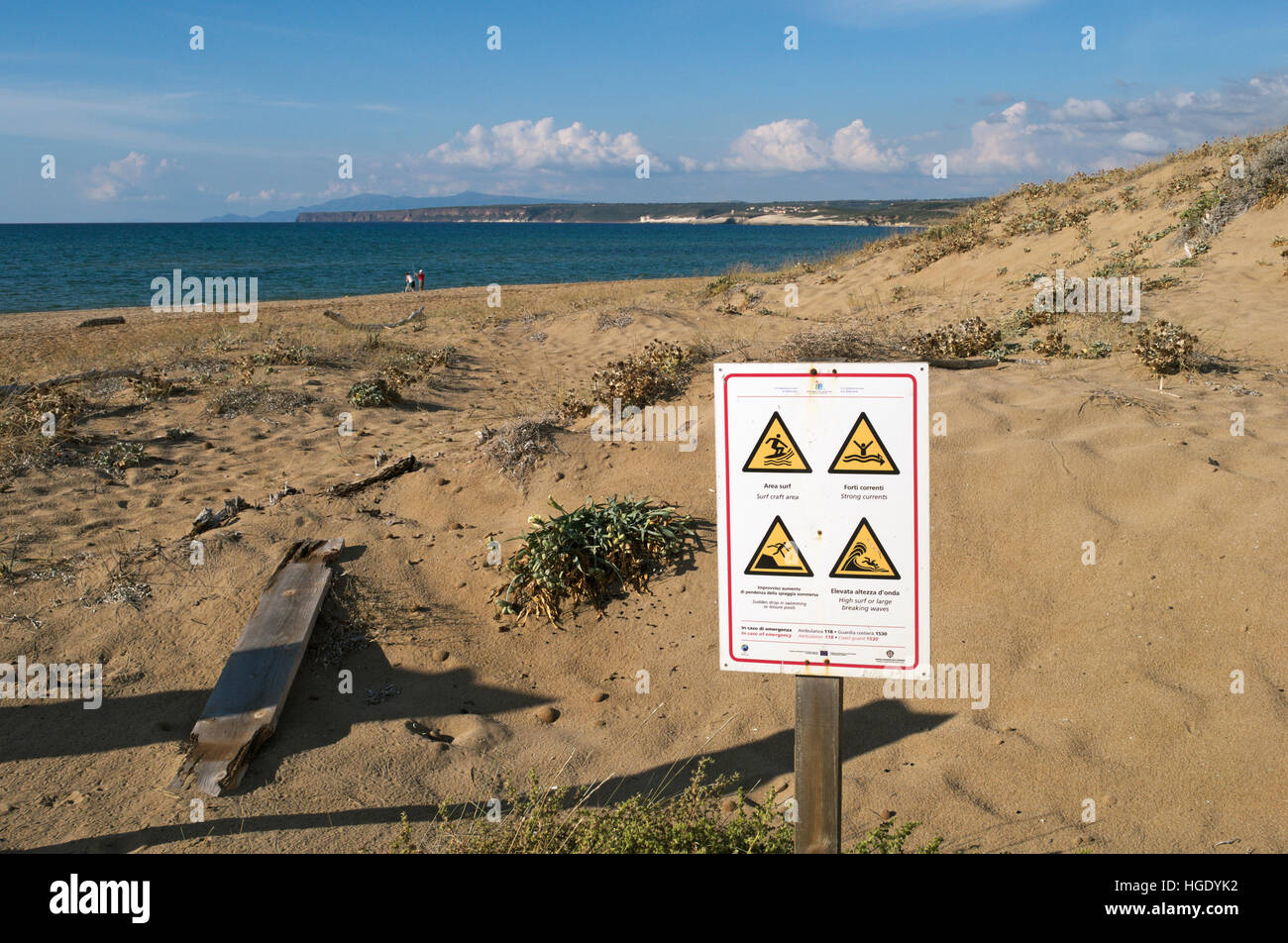 Segnale di avvertimento sulla Spiaggia Is Arenas, Sardegna, Italia Foto Stock