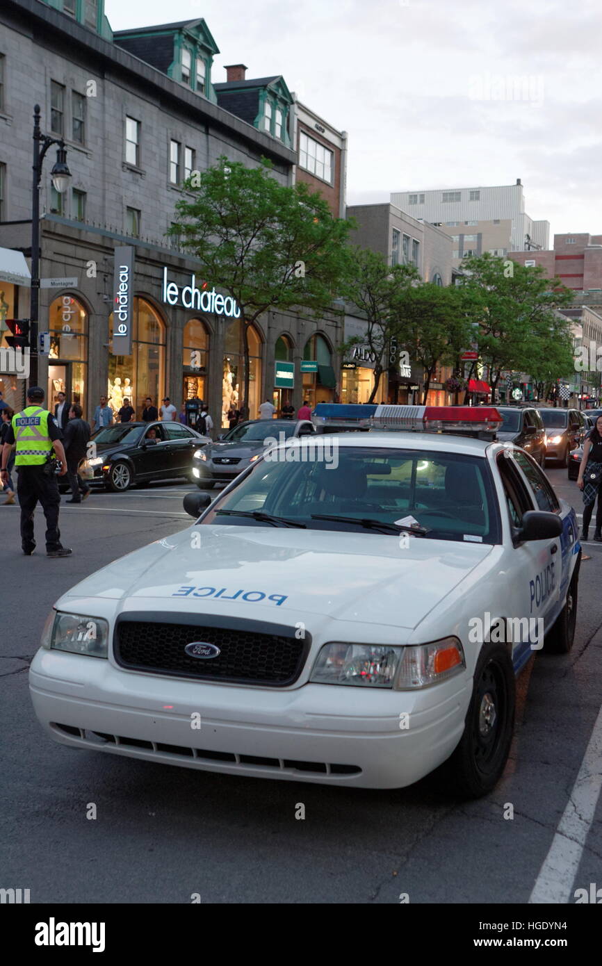 Un incrociatore della polizia parcheggiato su Ste-Catherine Street nel cuore del centro cittadino di Montreal, Quebec Foto Stock