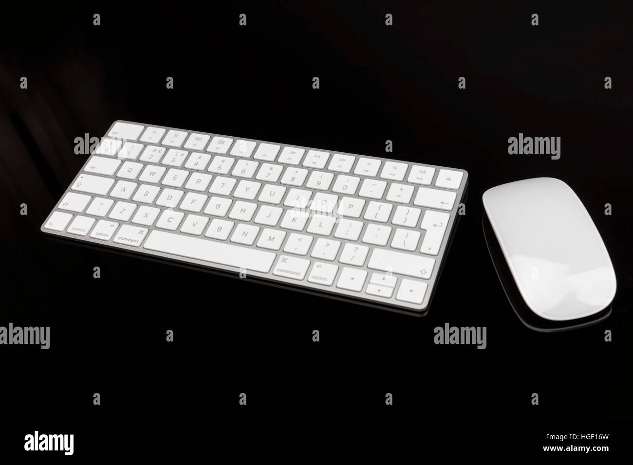 White keyboard e mouse su sfondo nero Foto Stock