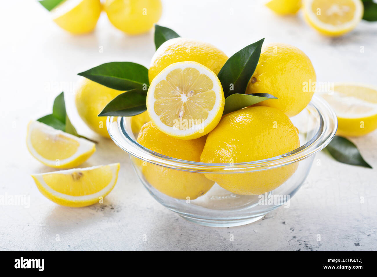 Limoni freschi in una ciotola di vetro Foto Stock