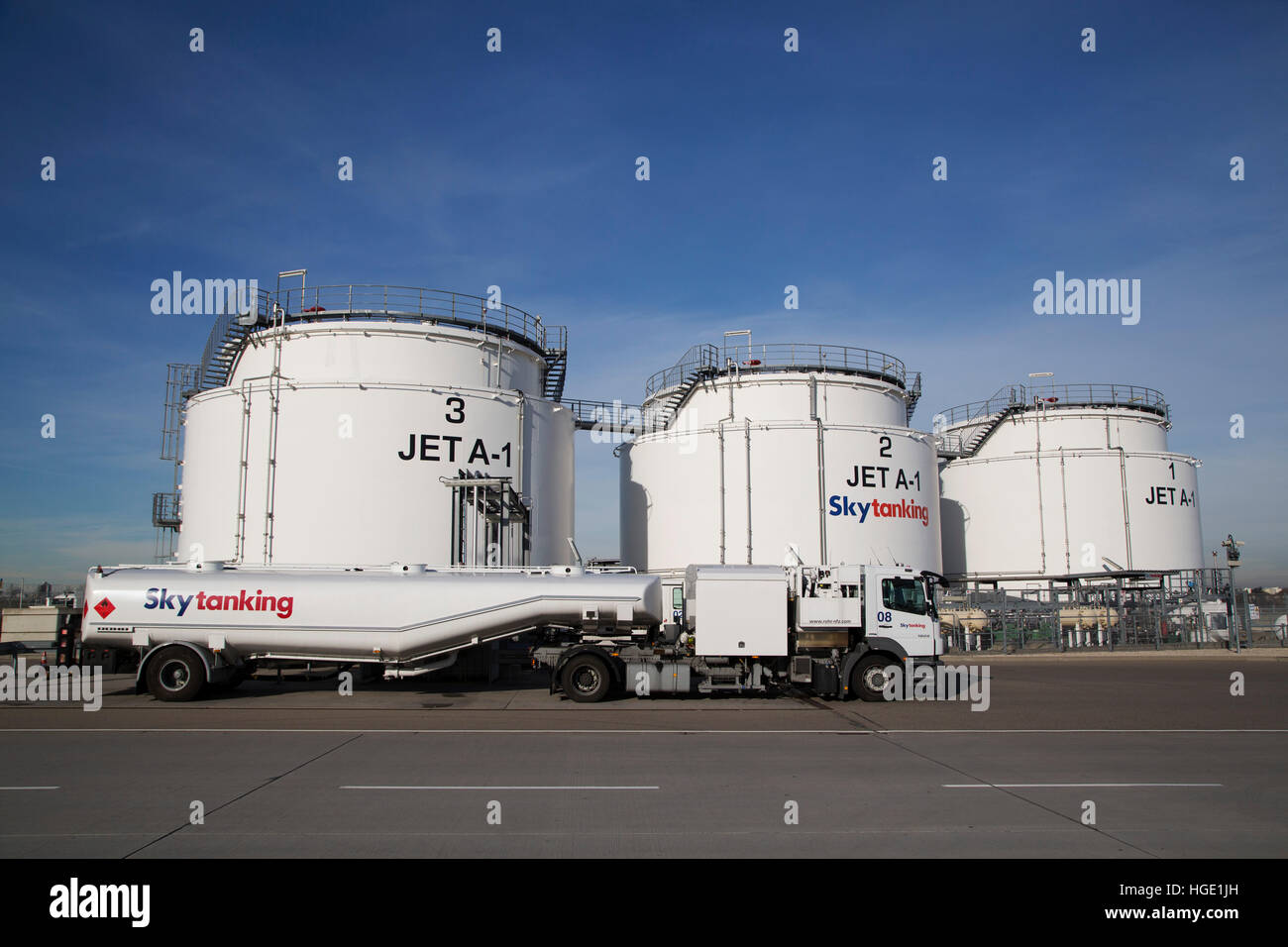 Una autocisterna di carburante presso l'Aeroporto di Stoccarda a Stuttgart, Germania. Foto Stock