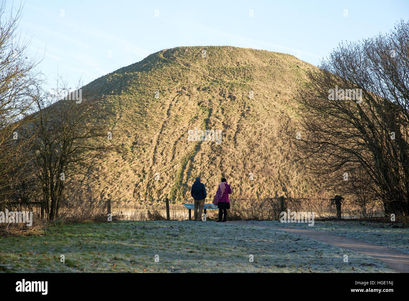 Visitatori presso la preistorica Silbury Hill sito nelle vicinanze di Avebury nel Wiltshire, Inghilterra REGNO UNITO Foto Stock