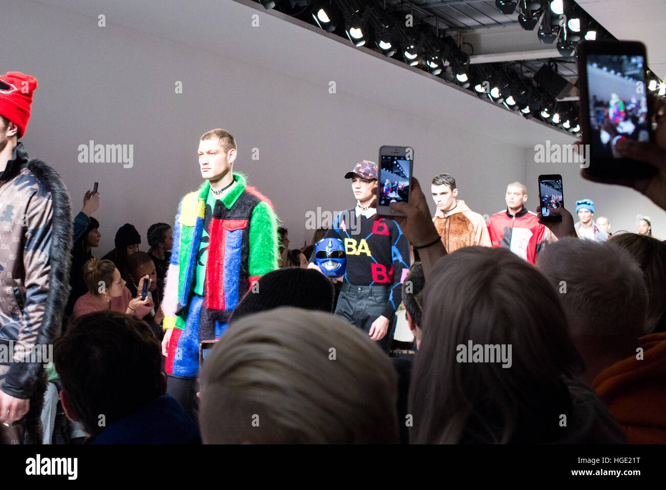 Londra, Regno Unito. 6 gennaio, 2017. I modelli a piedi giù per la pista durante la sfilata finale del designer Bobby Abley dell'Autunno/Inverno 2017 insieme a Londra la settimana della moda maschile. Kathy Li/Alamy Live News Foto Stock