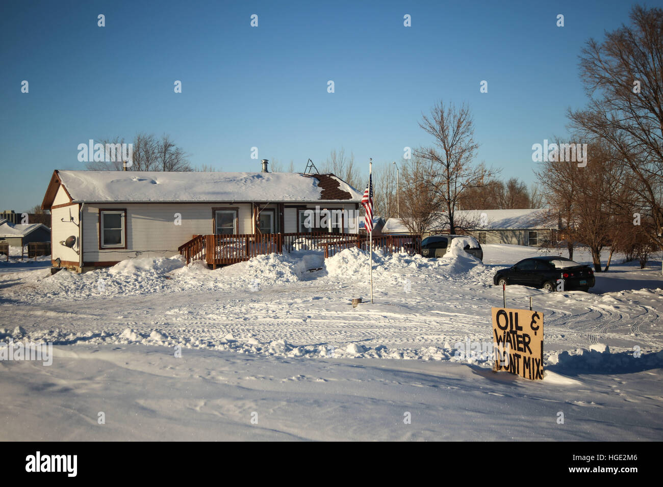 Fort Yates, il Dakota del Nord, Stati Uniti d'America. Il 7 gennaio, 2017. Un segno denunciando il Dakota Pipeline di accesso si siede di fronte a una casa alla Standing Rock Indian Reservation in Fort Yates, North Dakota. © Joel Angelo Juarez/ZUMA filo/Alamy Live News Foto Stock