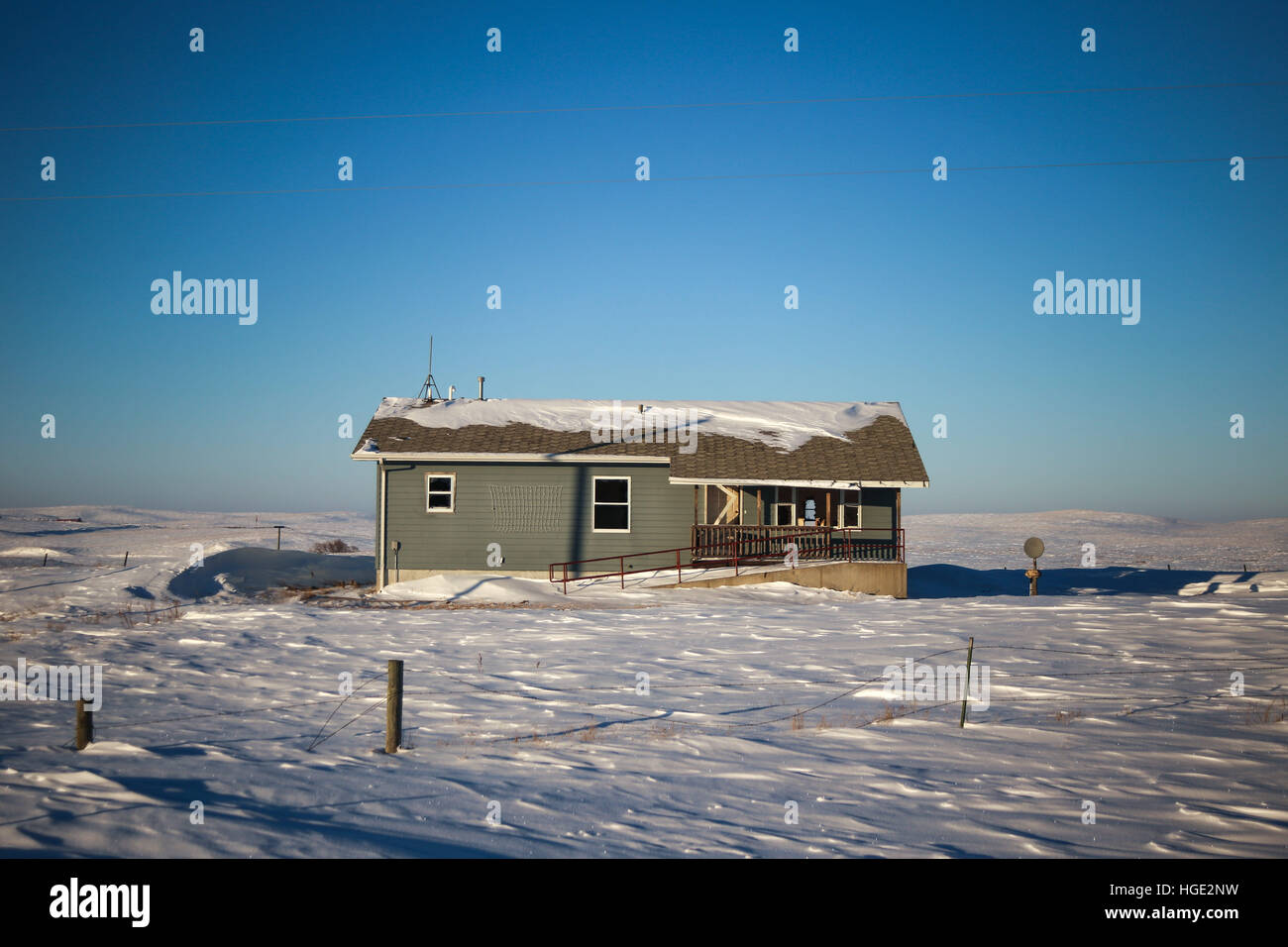 Fort Yates, il Dakota del Nord, Stati Uniti d'America. Il 7 gennaio, 2017. Una casa abbandonata è raffigurato a Standing Rock indiano prenotazione a Fort Yates, North Dakota. © Joel Angelo Juarez/ZUMA filo/Alamy Live News Foto Stock