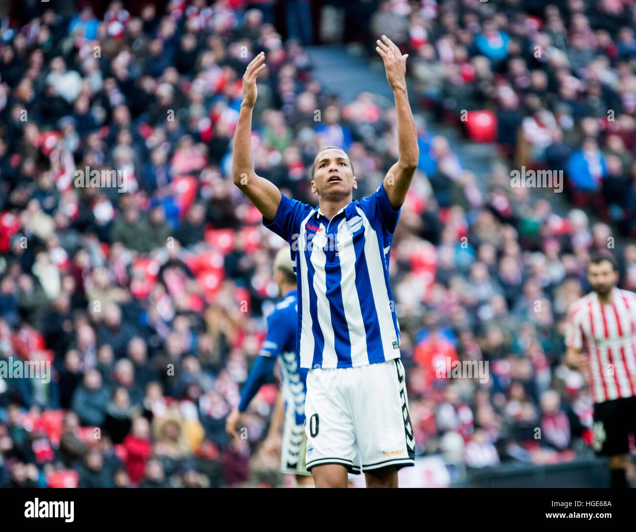 Bilbao, Spagna. 8 gennaio, 2017. Deyverson Silva (avanti, Alaves) allietare i suoi tifosi durante la partita di calcio della diciassettesima round della stagione 2016/2017 del campionato spagnolo "La Liga " tra Athletic Club e Deportivo Alaves a Stadio di San Mames su Gennaio 8, 2017 a Bilbao, Spagna. ©David Gato/Alamy Live News Foto Stock