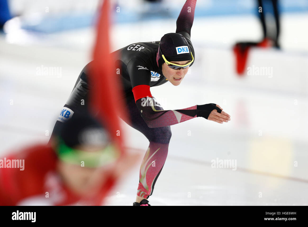 Velocità tedesco skater Gabriele Hirschbichler in azione durante la donna sprint/multi evento presso il pattinaggio di velocità Campionati Europei a Thialf Ice Rink di Heerenveen, Paesi Bassi, 08 gennaio 2017. Foto: Vincent Jannink/Vincent Jannink/dpa Foto Stock