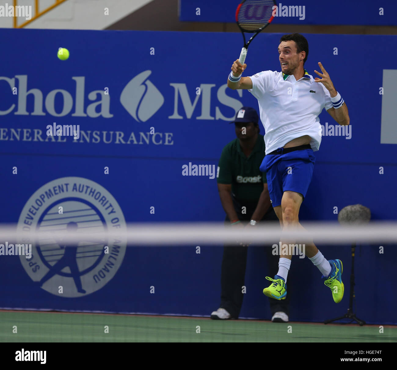 Chennai, India. 8 gennaio 2017: Chennai Open : Roberto BAUTISTA AGUT (ESP) restituisce il suo avversario Daniil MEDVEDEV (RUS) e vinto da 6-3,6-4. a Chennai il 8 Gen 2017 e divenne la AIRCEL Chennai campione aperto del 2017. Credito: Seshadri SUKUMAR/Alamy Live News Foto Stock