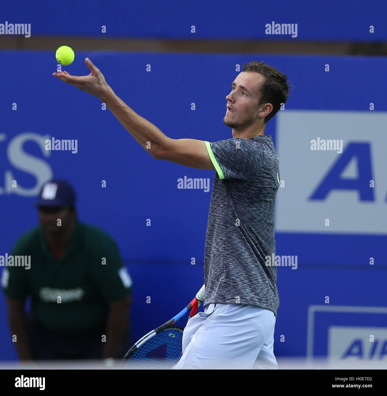 Chennai, India. 8 gennaio 2017: Chennai aperto : Daniil MEDVEDEV (RUS) serve il suo avversario Roberto BAUTISTA AGUT (ESP) ho sconfitto da 6-3,6-4. a Chennai il 8 Gen 2017 e divenne il corridore di AIRCEL Chennai Open del 2017. Credito: Seshadri SUKUMAR/Alamy Live News Foto Stock