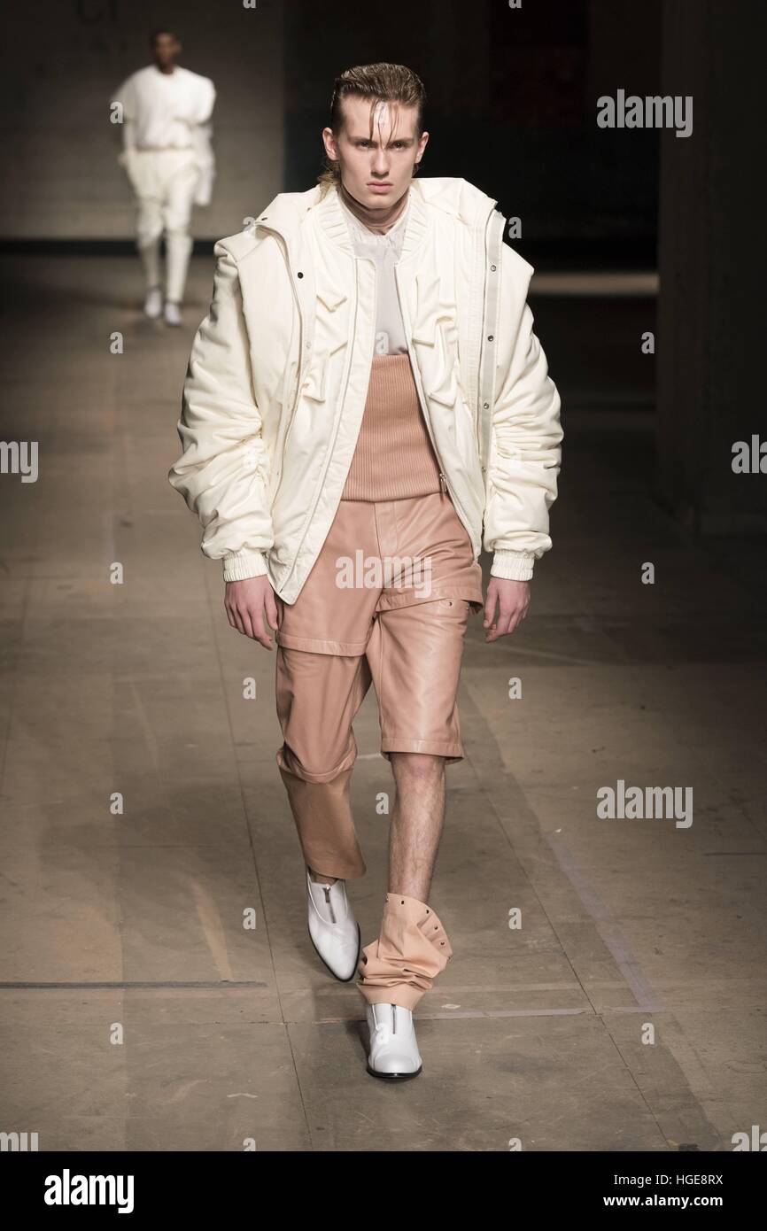 Fashion East & Topman presenta l uomo AW17, Designer Feng Cheng Wang passerella al London Fashion Week MenÂ s AW17, LFWM AW17. Londra 06/01/2017 | Utilizzo di tutto il mondo Foto Stock