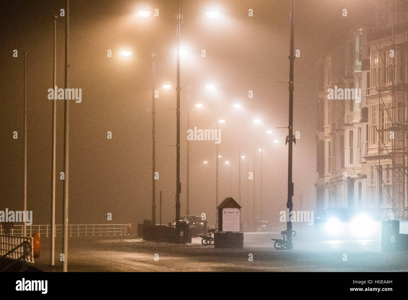 Aberystwyth Wales UK, domenica 08 gennaio 2017 UK Meteo: nebbia spessa e il mare e la nebbia ritorna alla notte di avvolgere Aberystwyth domenica 8 gennaio 2016. Il mite clima umido è impostato per cambiare più tardi nel corso della settimana con un pennacchio di freddo nord portando aria temperature di congelamento e di neve pesante per molte aree foto © Keith Morris / Alamy Live news Foto Stock