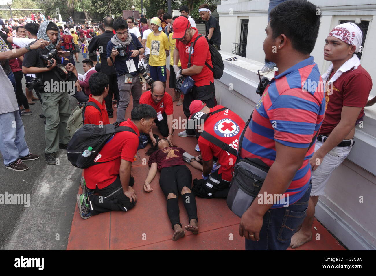 Manila, Filippine - Gennaio 9. 2017: un ferito devoto ottenendo un medico a un primo soccorso, durante la processione del Nazareno nero. © Roland Nagy/Alamy Live News Foto Stock