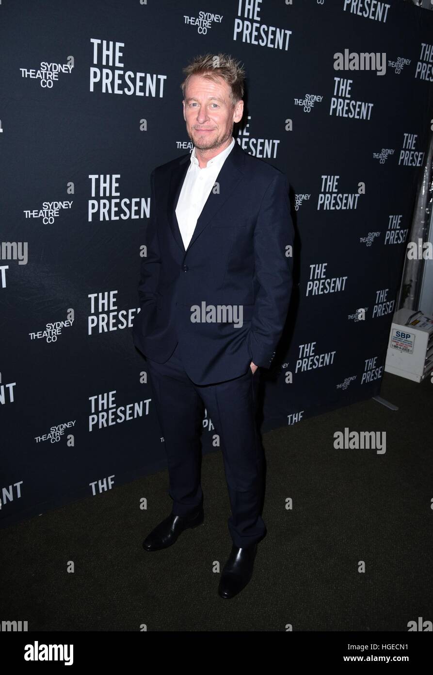 New York, NY, STATI UNITI D'AMERICA. 8 Gen, 2017. Richard Roxburgh di presenze per la presente apertura notturna su Broadway, il Barrymore Theatre di New York, NY Gennaio 8, 2017. © Derek Storm/Everett raccolta/Alamy Live News Foto Stock