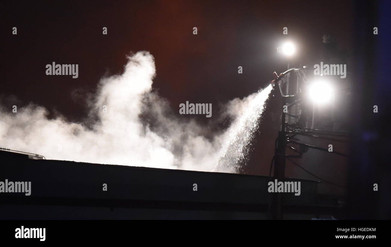 Koprivnice, Repubblica Ceca. 08 gen 2017. Vigili del fuoco ceca ha ottenuto un grande incendio scoppiato in una zona industriale in Koprivnice sotto il loro controllo dopo 11 ore in Koprivnice, Repubblica Ceca, 8 gennaio 2017. Il danno è stimato a un massimo di 100 milioni di corone, che ne fanno uno dei più grandi incendi nella Repubblica ceca negli ultimi mesi. © Jaroslav Ozana/CTK foto/Alamy Live News Foto Stock