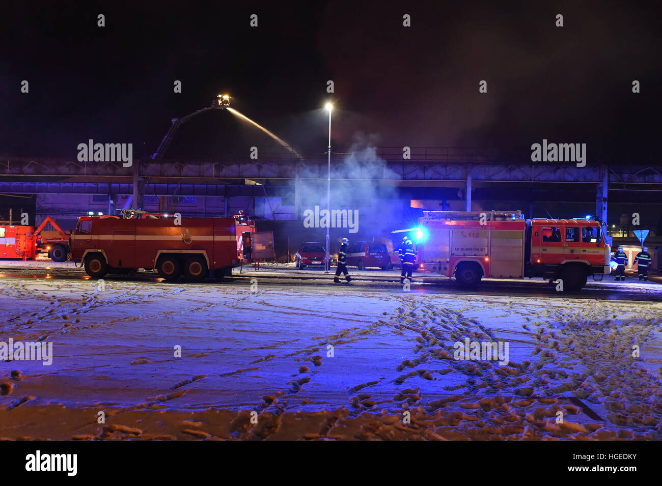 Koprivnice, Repubblica Ceca. 08 gen 2017. Vigili del fuoco ceca ha ottenuto un grande incendio scoppiato in una zona industriale in Koprivnice sotto il loro controllo dopo 11 ore in Koprivnice, Repubblica Ceca, 8 gennaio 2017. Il danno è stimato a un massimo di 100 milioni di corone, che ne fanno uno dei più grandi incendi nella Repubblica ceca negli ultimi mesi. © Jaroslav Ozana/CTK foto/Alamy Live News Foto Stock