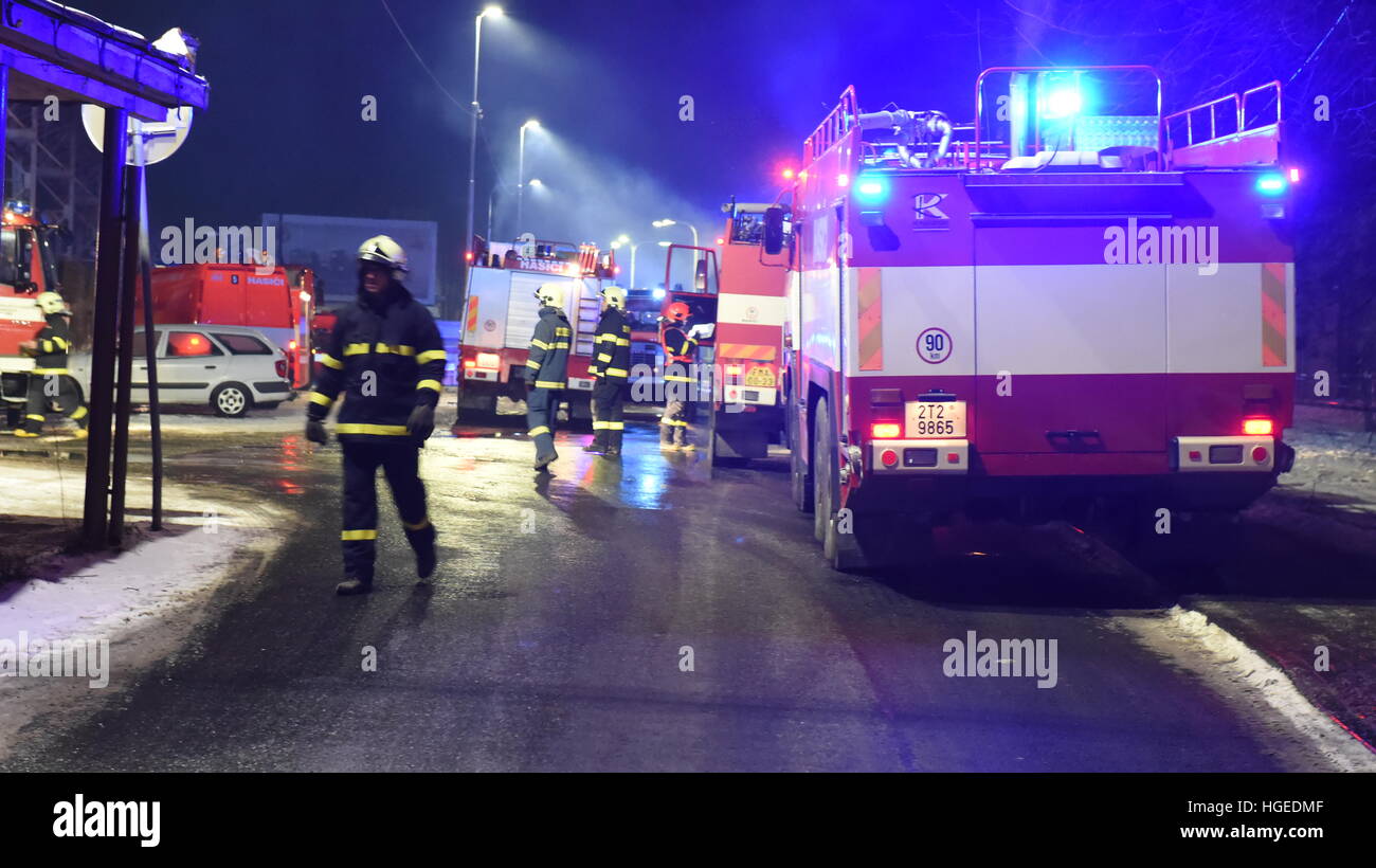 Koprivnice, Repubblica Ceca. 08 gen 2017. Vigili del fuoco ceca ha ottenuto un grande incendio scoppiato in una zona industriale in Koprivnice sotto il loro controllo dopo 11 ore in Koprivnice, Repubblica Ceca, 8 gennaio 2017. Il danno è stimato a un massimo di 100 milioni di corone, che ne fanno uno dei più grandi incendi nella Repubblica ceca negli ultimi mesi. © Jaroslav Ozana/CTK foto/Alamy Live News Foto Stock