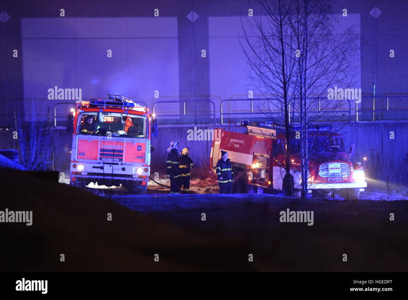 Koprivnice, Repubblica Ceca. 08 gen 2017. Vigili del fuoco ceca ha ottenuto un grande incendio scoppiato in una zona industriale in Koprivnice sotto il loro controllo dopo 11 ore in Koprivnice, Repubblica Ceca, 8 gennaio 2017. Il danno è stimato a un massimo di 100 milioni di corone, che ne fanno uno dei più grandi incendi nella Repubblica ceca negli ultimi mesi. © Jaroslav Ozana/CTK foto/Alamy Live News Foto Stock