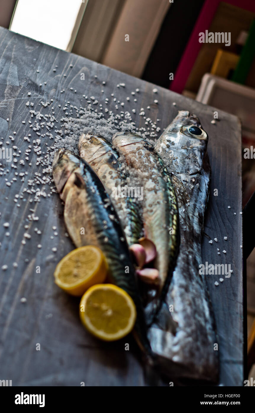 Pesce azzurro appena pescato grande per una dieta sana pronti per essere cucinati con limone e olio Foto Stock