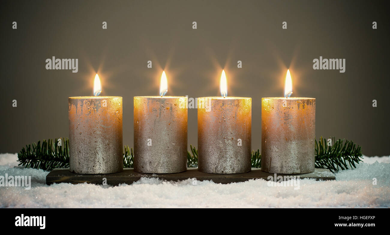 Luce advents quattro candele con corrispondenze Foto Stock