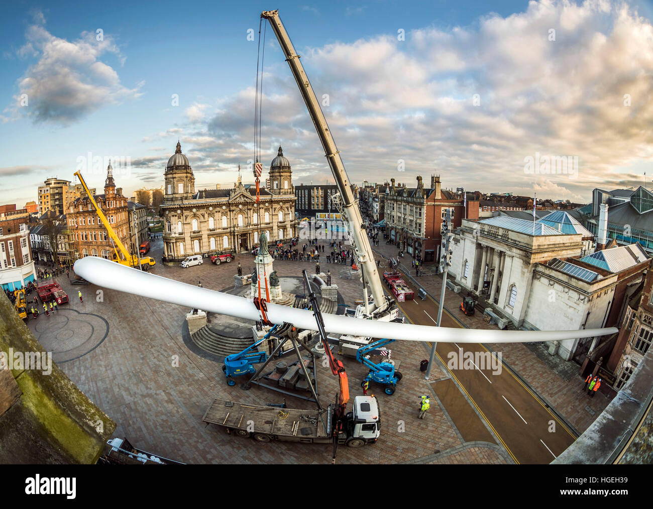 Opera d'arte "Blade", un 250ft lungo (75m) turbina eolica, commissionato dall'artista multimediale Nayan Kulkarni e creato dai lavoratori presso la Siemens stabilimento di Hull, è installato presso il Queen Victoria Square a Hull. Foto Stock