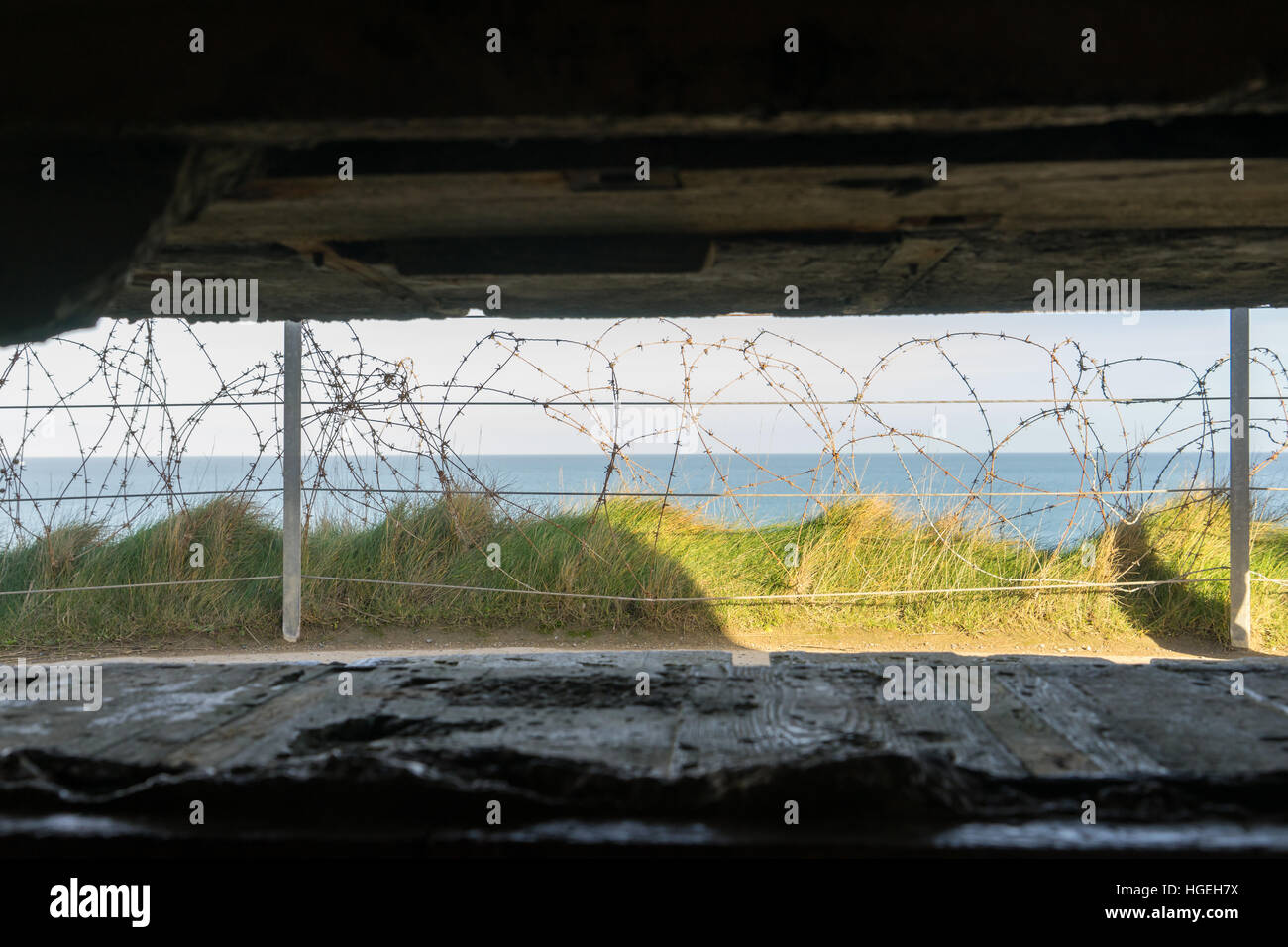 Vista da WW2 bunker tedesco a Pointe du Hoc, Normandia, Francia Foto Stock