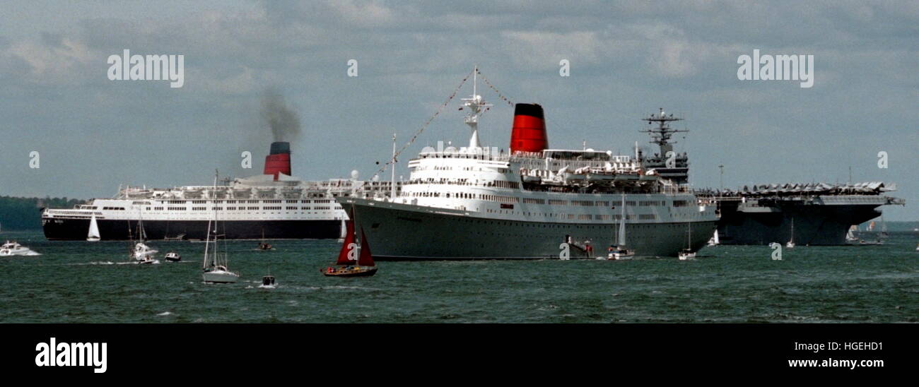 AJAXNETPHOTO. 5Giugno, 1994. SPITHEAD, Inghilterra. - 50TH D-giorno anniversario flotta - (L-R)LA CUNARD LINER QE2, CUNARD NAVE DA CROCIERA VISTAFJORD E AMERICA PORTAEREI George Washington. Foto;JONATHAN EASTLAND/AJAX REF:940506 2 Foto Stock