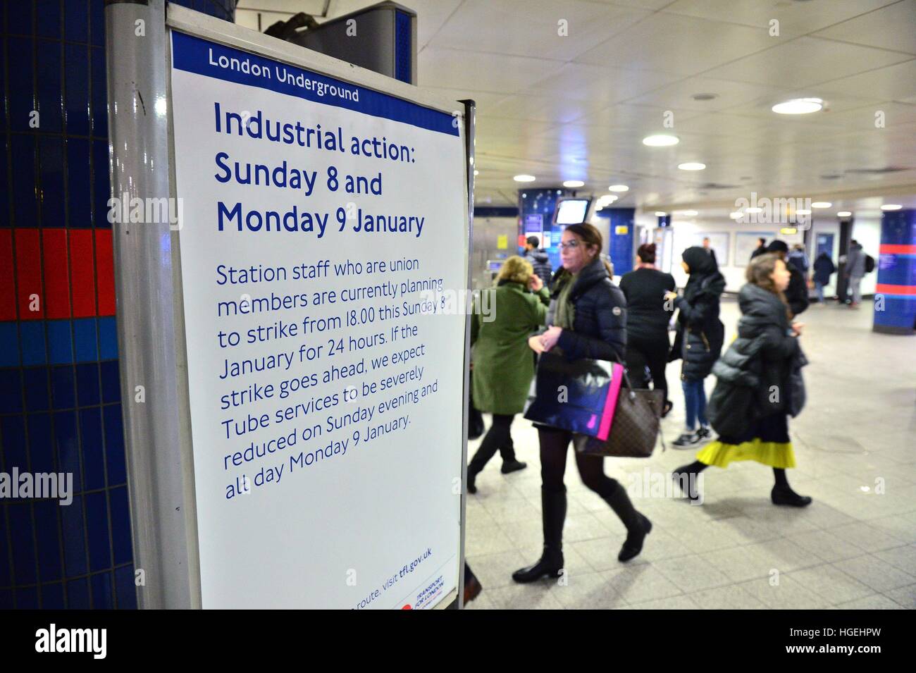 Un cartello indicante le azioni industriali adottate dalla metropolitana di Londra i lavoratori a Oxford Circus tube station nel centro di Londra. Foto Stock