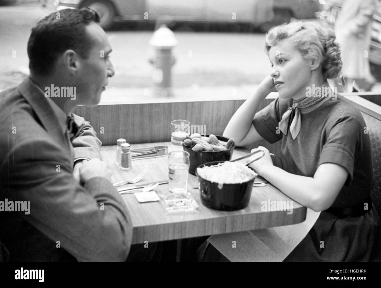 Intrattenitore Jaye P. Morgan cenare con un amico in una Manhattan diner, 1954. Foto Stock