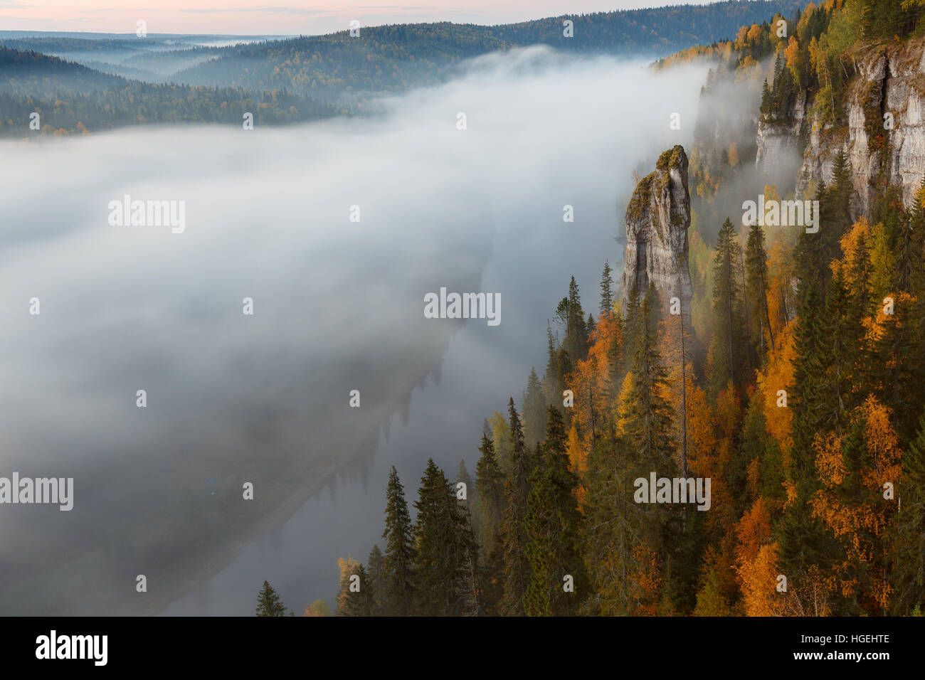 Fiume usva devils finger rock, i colori autunnali, russo natura, foschia mattutina Foto Stock