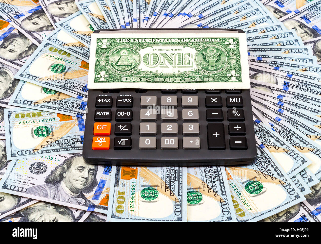 Un dollaro statunitense e Calcolatrice in dollari dello sfondo. Il concetto di business Foto Stock