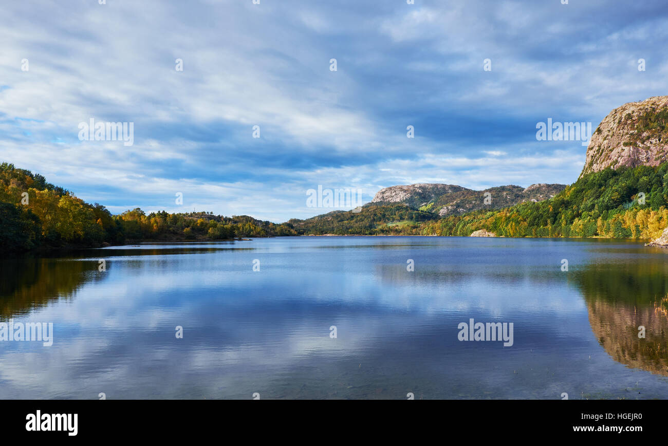 Vista sul molto calmo lago Eikelivatnet in Stavanger area della Norvegia meridionale Foto Stock