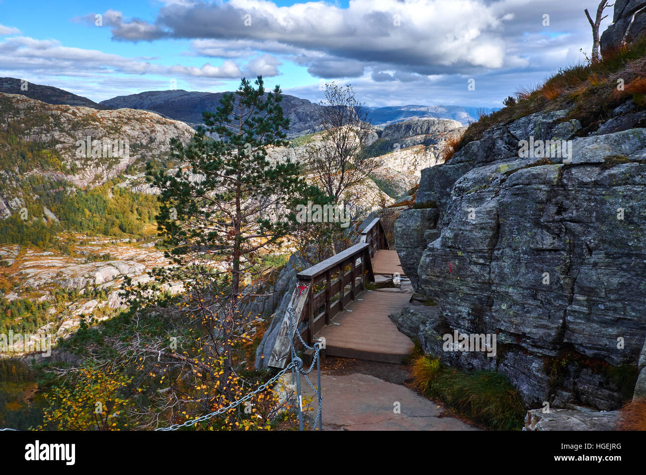 Percorso di legno appeso sul fianco della montagna, che conduce al pulpito di roccia in Norvegia Foto Stock